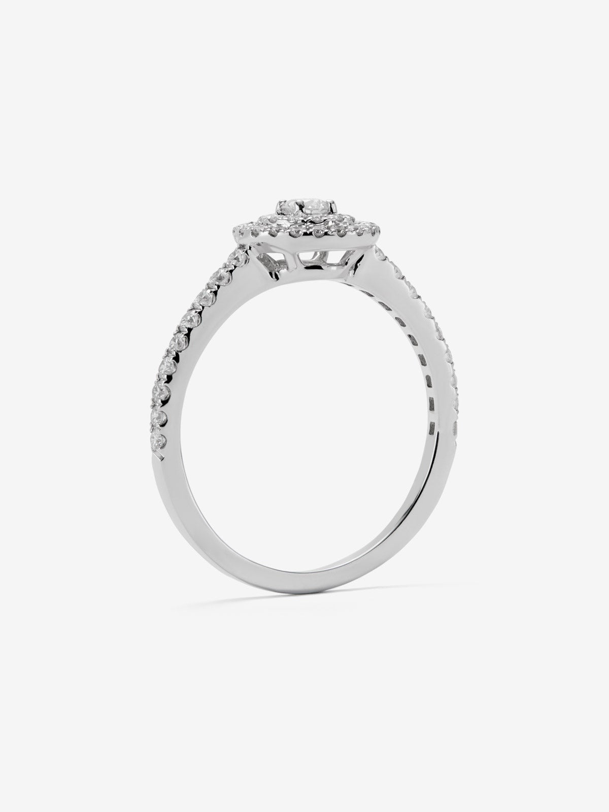 Anillo de oro blanco de 18K con doble orla de diamantes y diamante central en talla brillante con un total de 0,67 cts