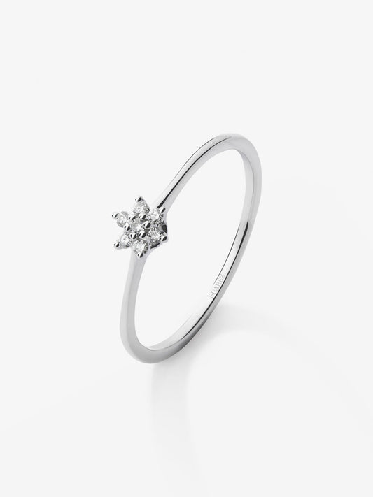 Anillo de oro blanco de 18K con 7 diamantes en talla brillante con un total de 0,07 cts y forma de estrella