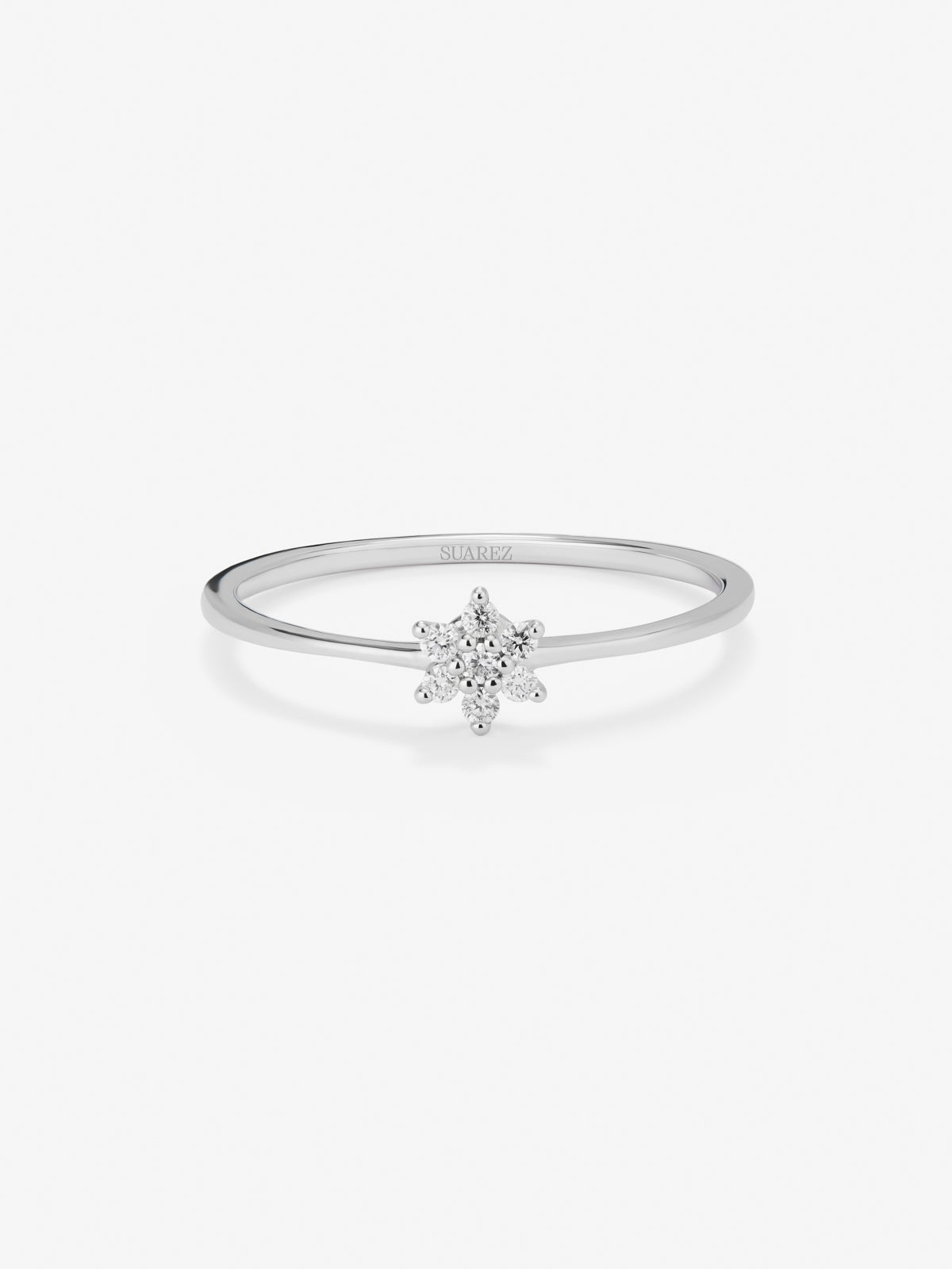 Anillo de oro blanco de 18K con 7 diamantes en talla brillante con un total de 0,07 cts y forma de estrella