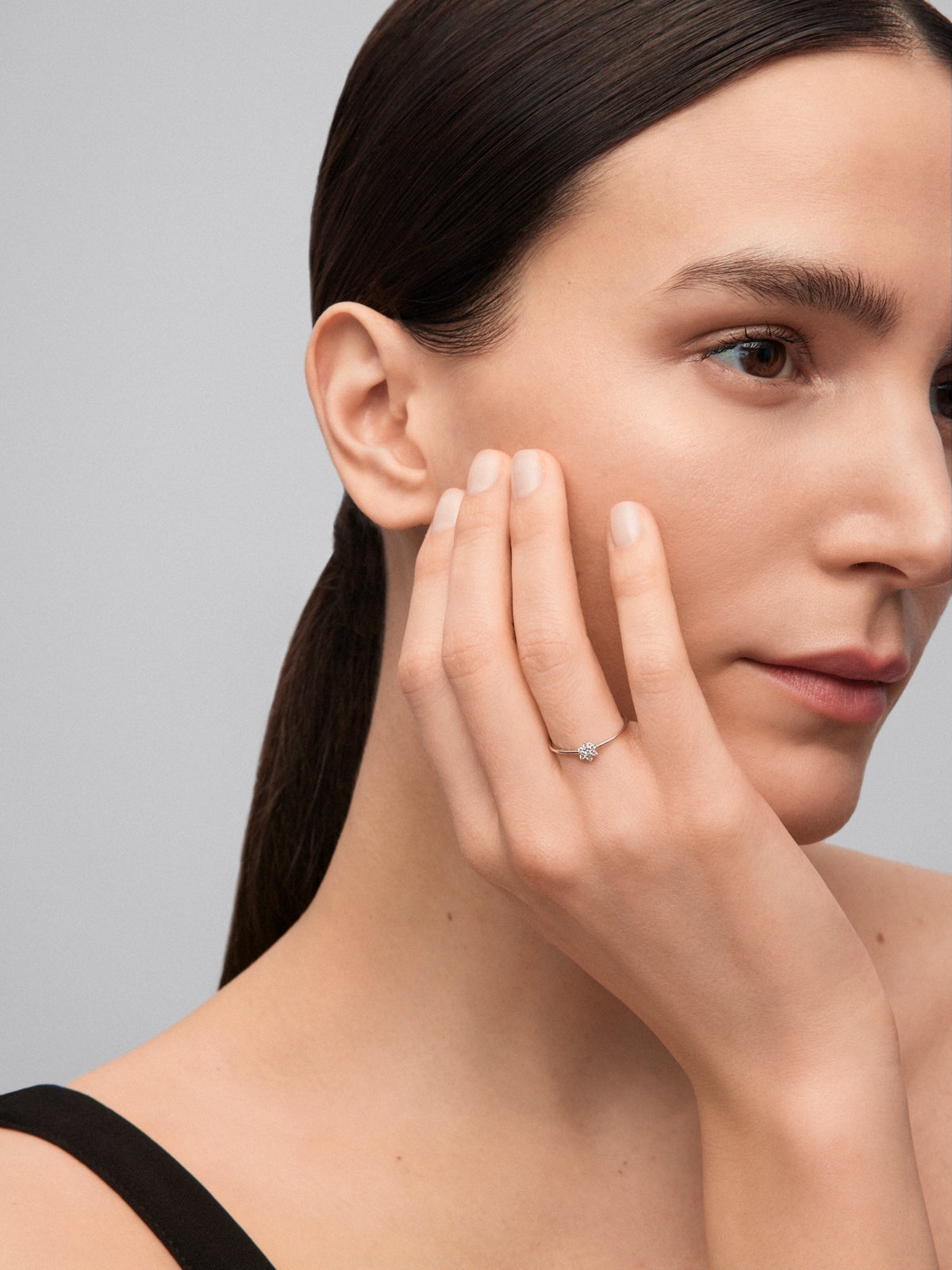 Anillo de oro blanco de 18K con 7 diamantes en talla brillante con un total de 0,07 cts y forma de estrella