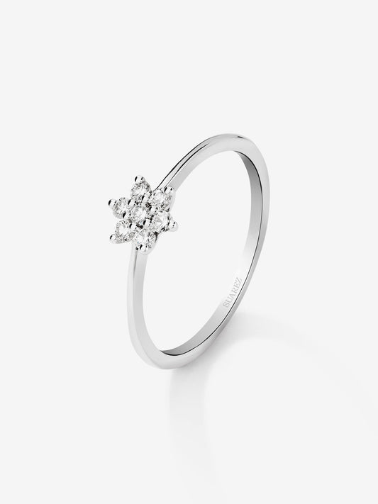 Anillo de oro blanco de 18K con 7 diamantes en talla brillante con un total de 0,14 cts y forma de estrella