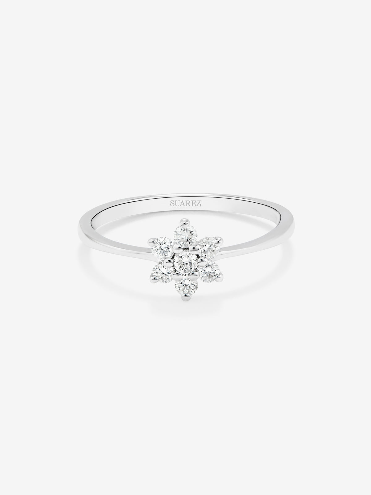 Anillo de oro blanco de 18K con 7 diamantes en talla brillante con un total de 0,24 cts y forma de estrella