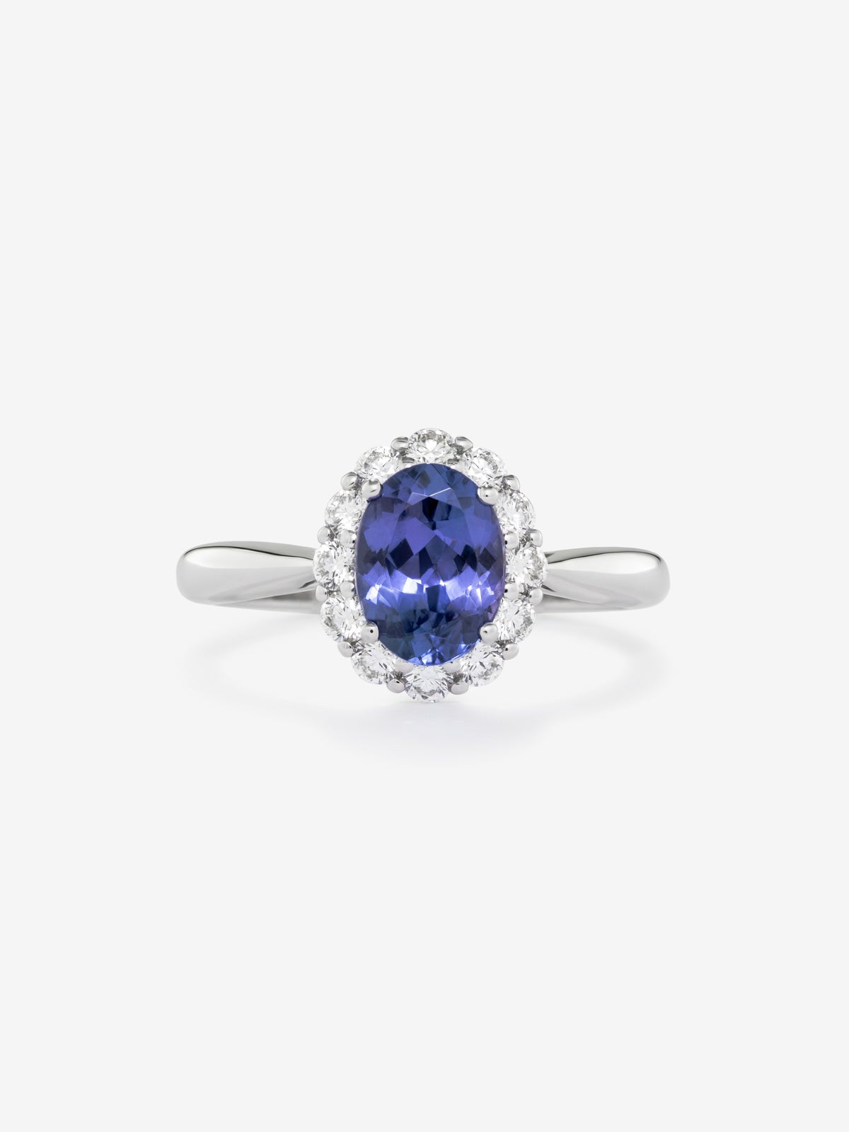 Anillo de oro blanco de 18K con tanzanita azul en talla oval de 1,41 cts y 12 diamantes en talla brillante con un total de 0,42 cts