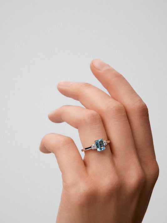 Anillo tresillo de oro blanco de 18K con aguamarina en talla octogonal de 0,52 cts y dos diamantes en talla brillante con un total de 2,85 cts