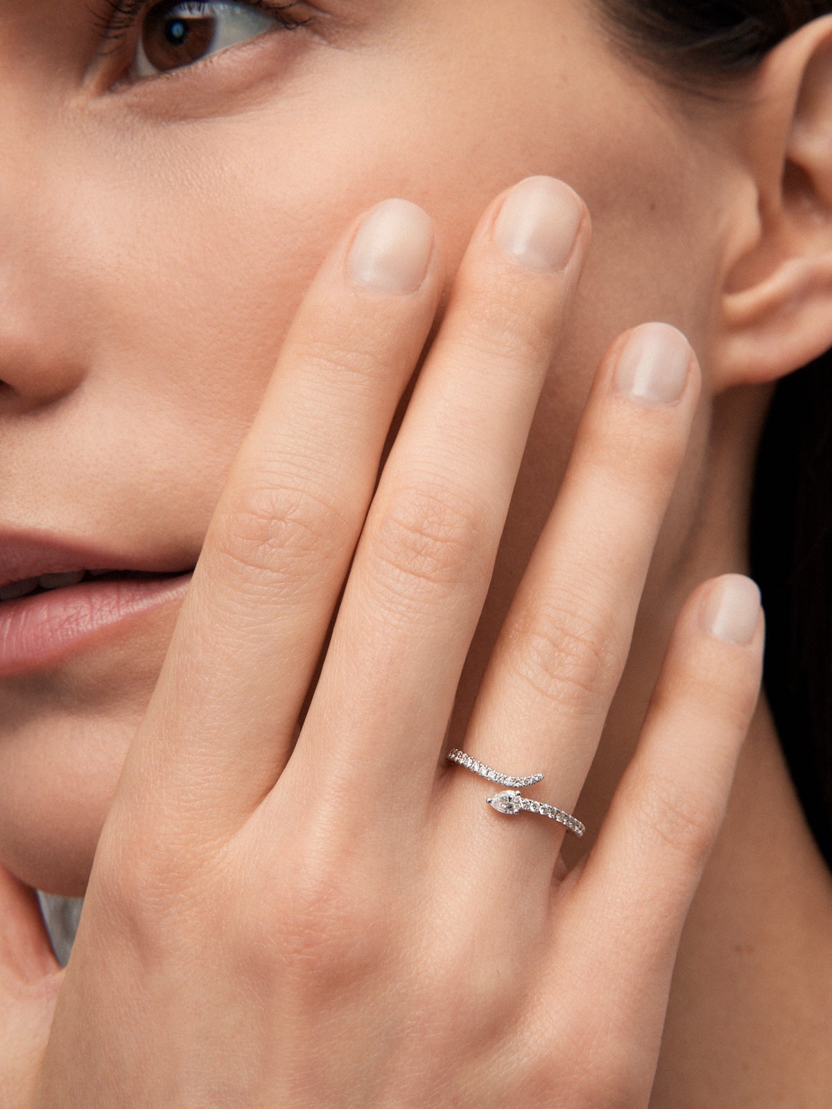 Anillo tú y yo de oro blanco de 18K con un diamante en talla pera de 0,14 cts y 25 diamantes en talla brillante con un total de 0,17 cts