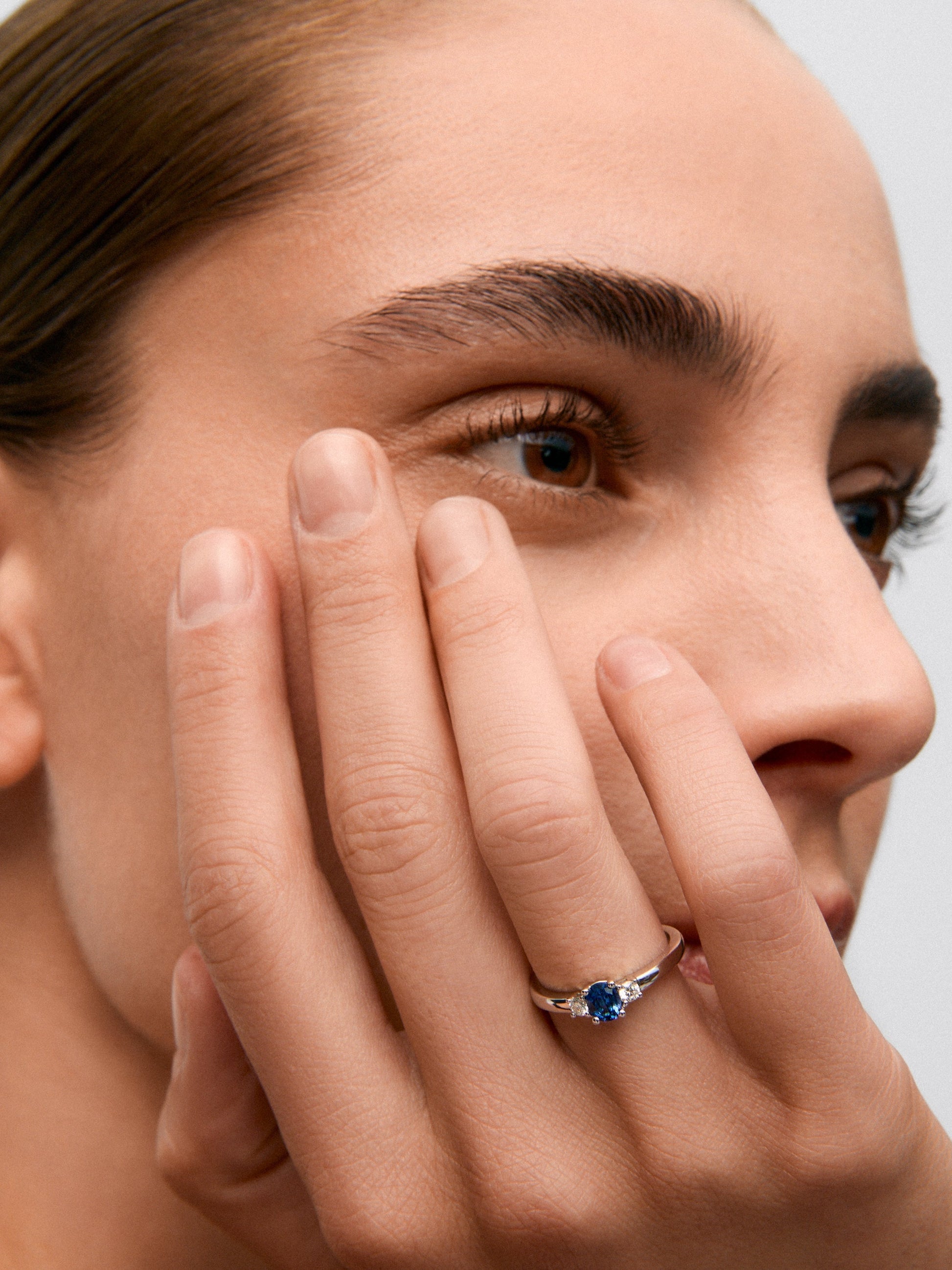 Anillo de oro blanco con zafiro azul en talla oval de 0,41 cts y diamantes en talla brillante con un total de 0,11 cts