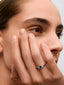 Anillo de oro blanco con zafiro azul en talla oval de 0,41 cts y diamantes en talla brillante con un total de 0,11 cts
