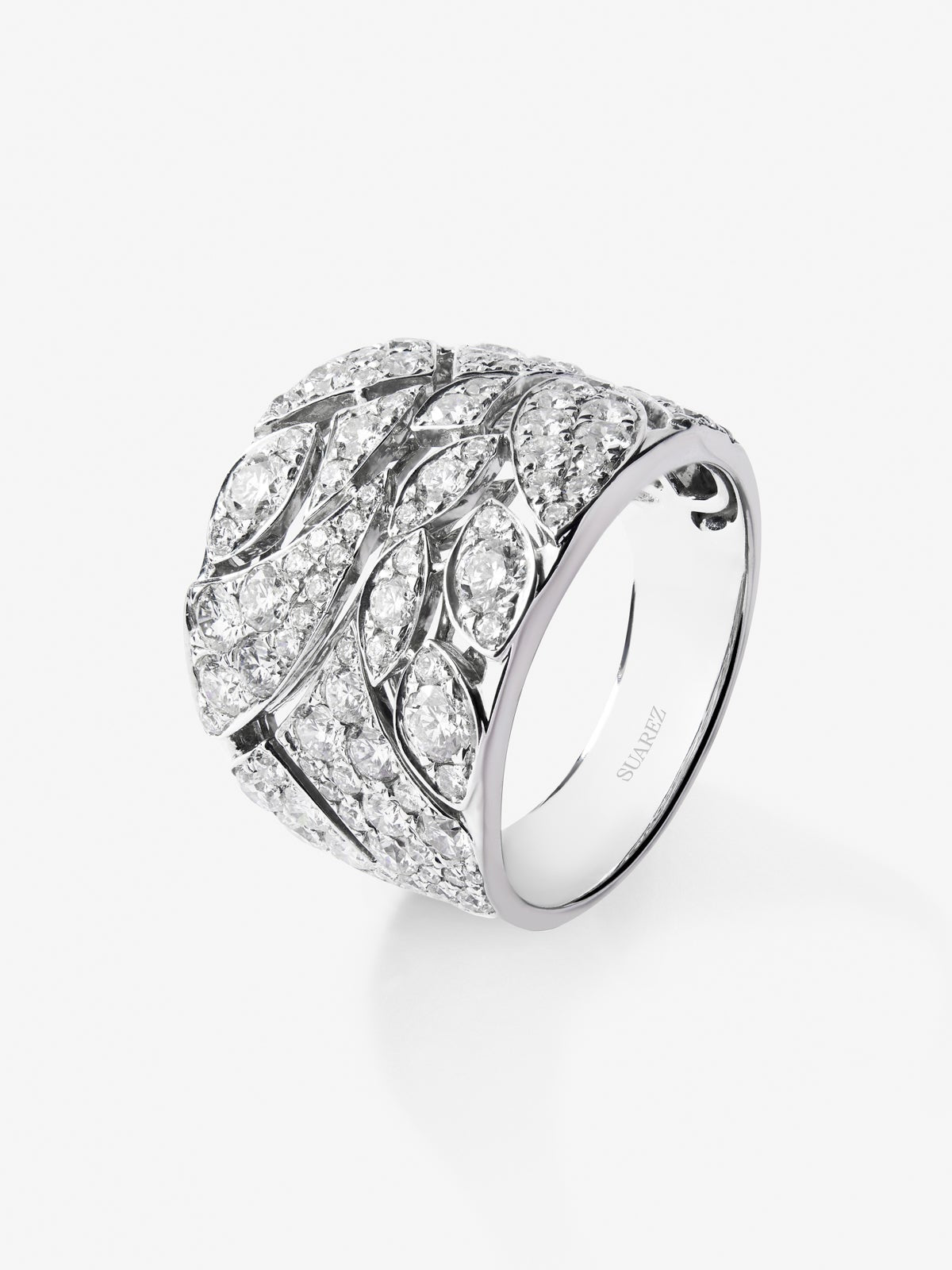 Anillo de oro blanco de 18K con 92 diamantes en talla brillante con un total de 3,1 cts