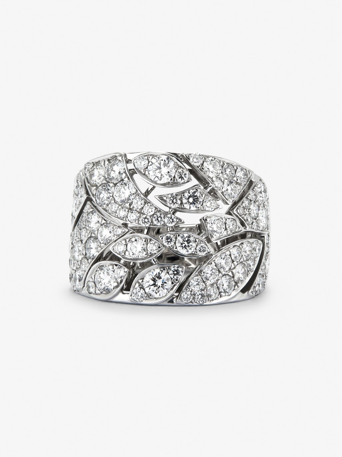 Anillo de oro blanco de 18K con 92 diamantes en talla brillante con un total de 3,1 cts