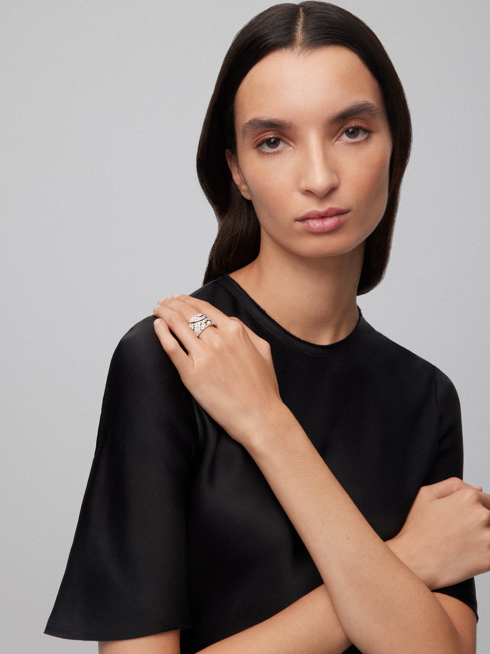 Anillo de oro blanco de 18K con 92 diamantes en talla brillante con un total de 3,1 cts