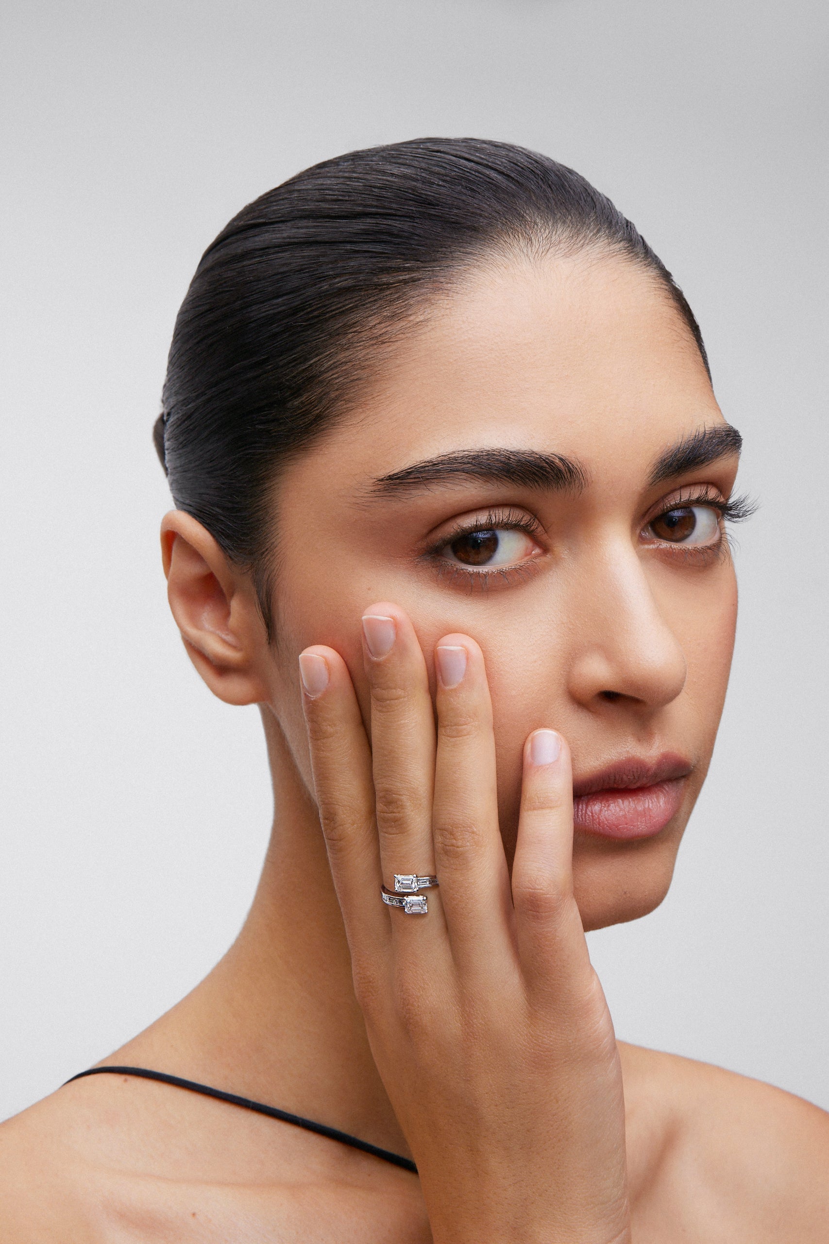 Anillo tú y yo de oro blanco 18K con 2 diamantes centrales y diamantes en los brazos