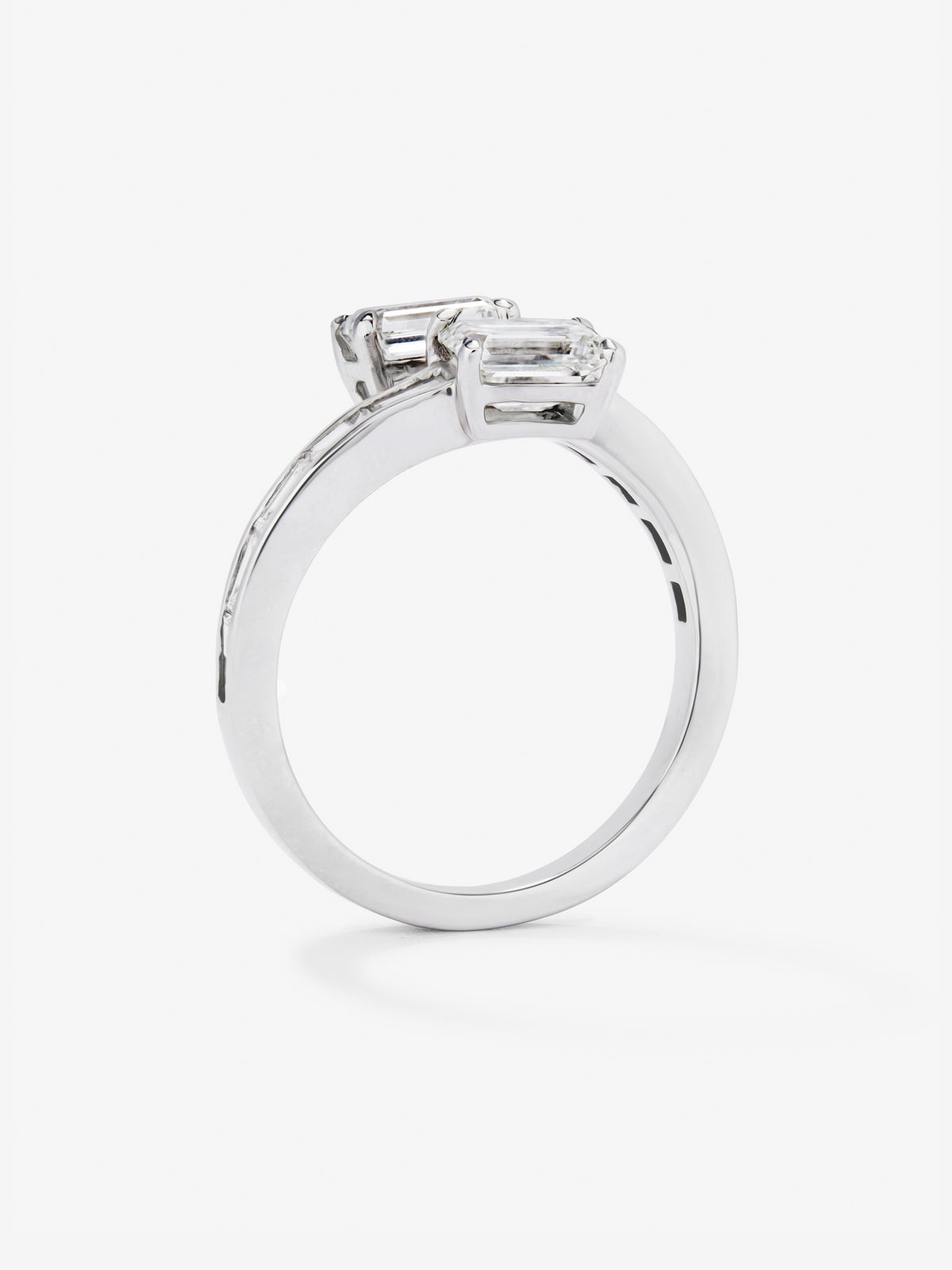 Anillo tú y yo de oro blanco 18K con 2 diamantes centrales y diamantes en los brazos
