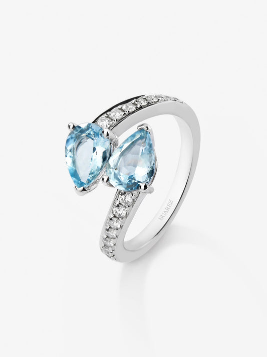Anillo tú y yo de oro blanco de 18K con 2 aguamarinas azules en talla pera con un total de 1,81 cts y 18 diamantes en talla brillante con un total de 0,22 cts