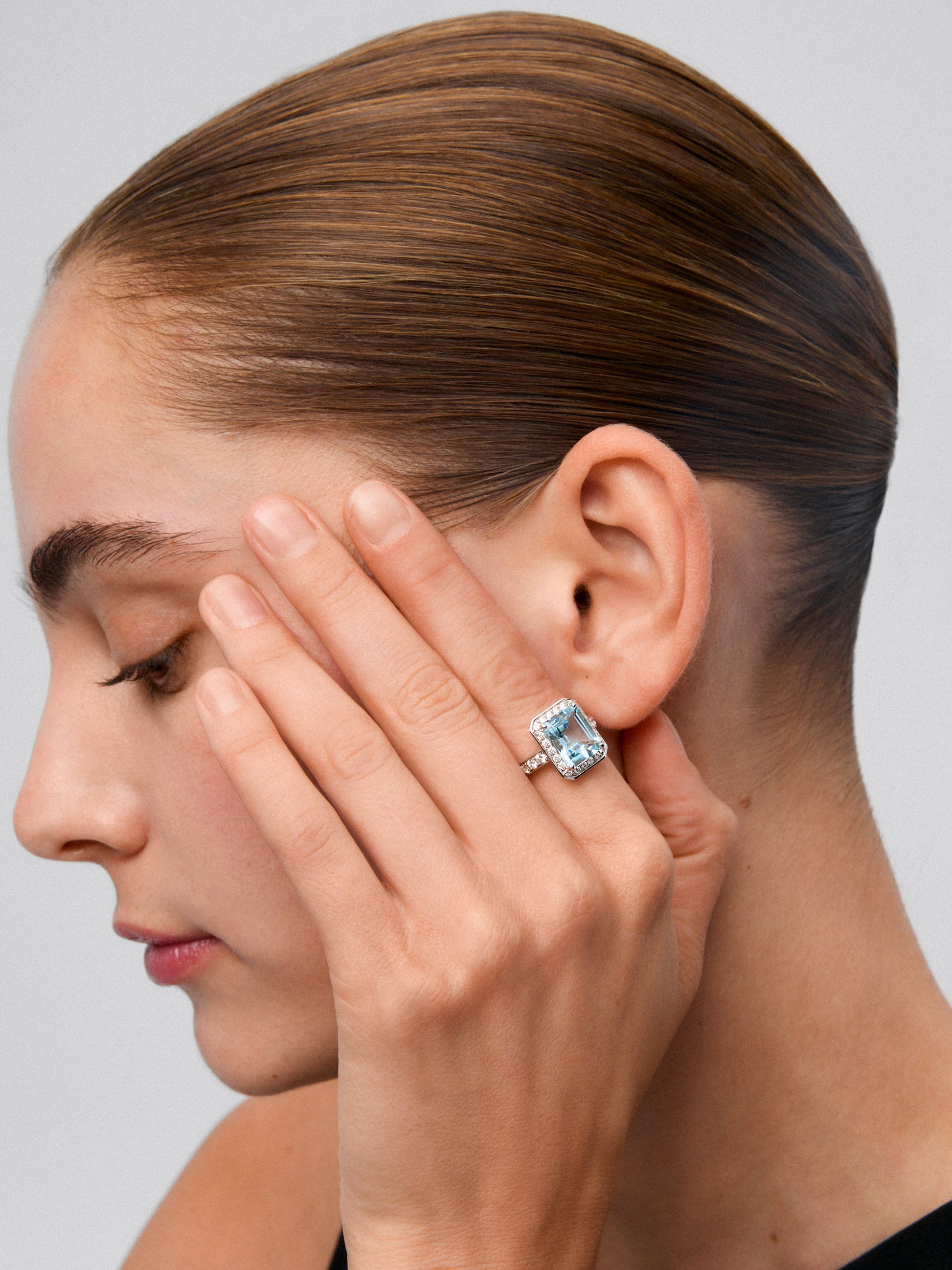 Anillo de oro blanco de 18K con aguamarina en talla esmeralda de 3,99 cts y 32 diamantes en talla brillante con un total de 0,62