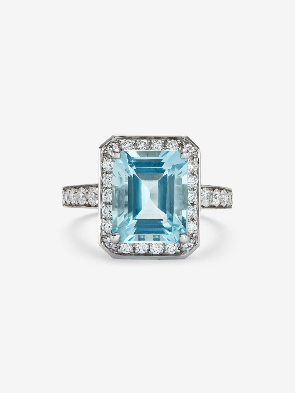 Anillo de oro blanco de 18K con aguamarina en talla esmeralda de 3,99 cts y 32 diamantes en talla brillante con un total de 0,62