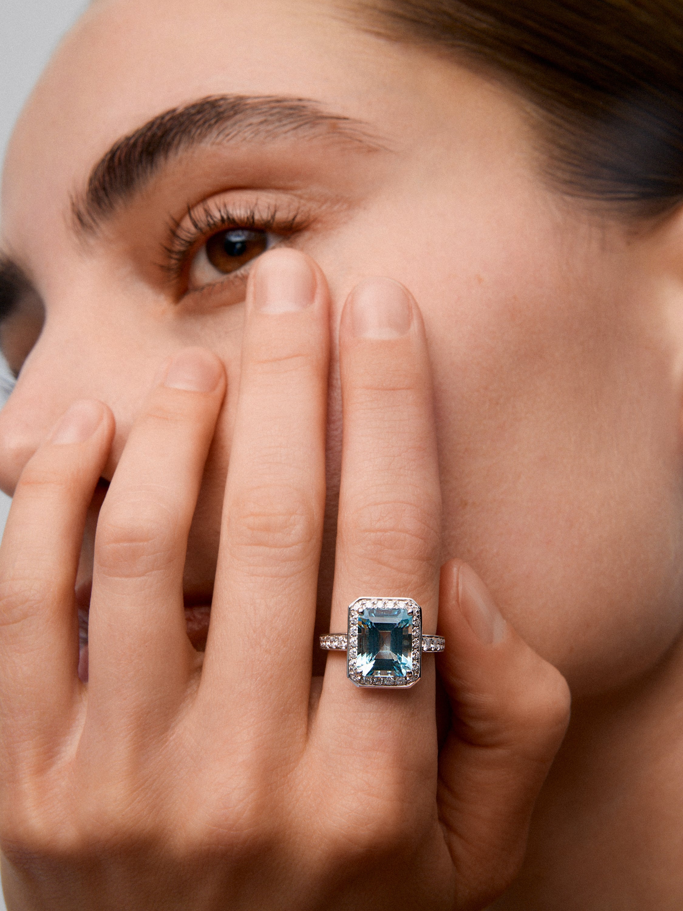 Anillo de oro blanco de 18K con aguamarina en talla esmeralda de 3,99 cts y 32 diamantes en talla brillante con un total de 0,62