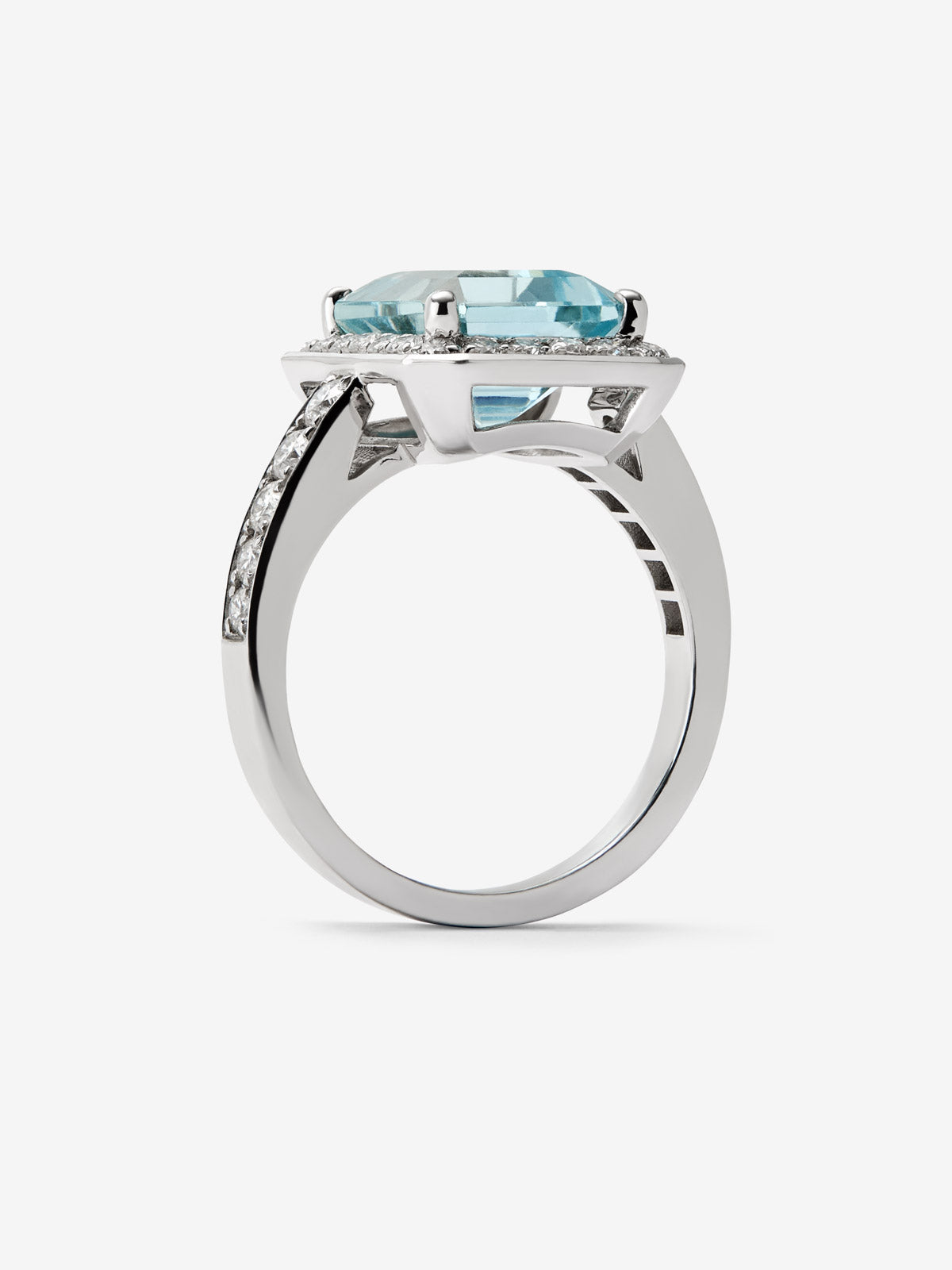 Anillo de oro blanco de 18K con aguamarina en talla esmeralda de 3,99 cts y 32 diamantes en talla brillante con un total de 0,62