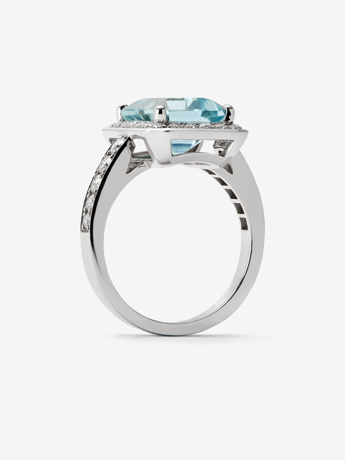 Anillo de oro blanco de 18K con aguamarina en talla esmeralda de 3,99 cts y 32 diamantes en talla brillante con un total de 0,62