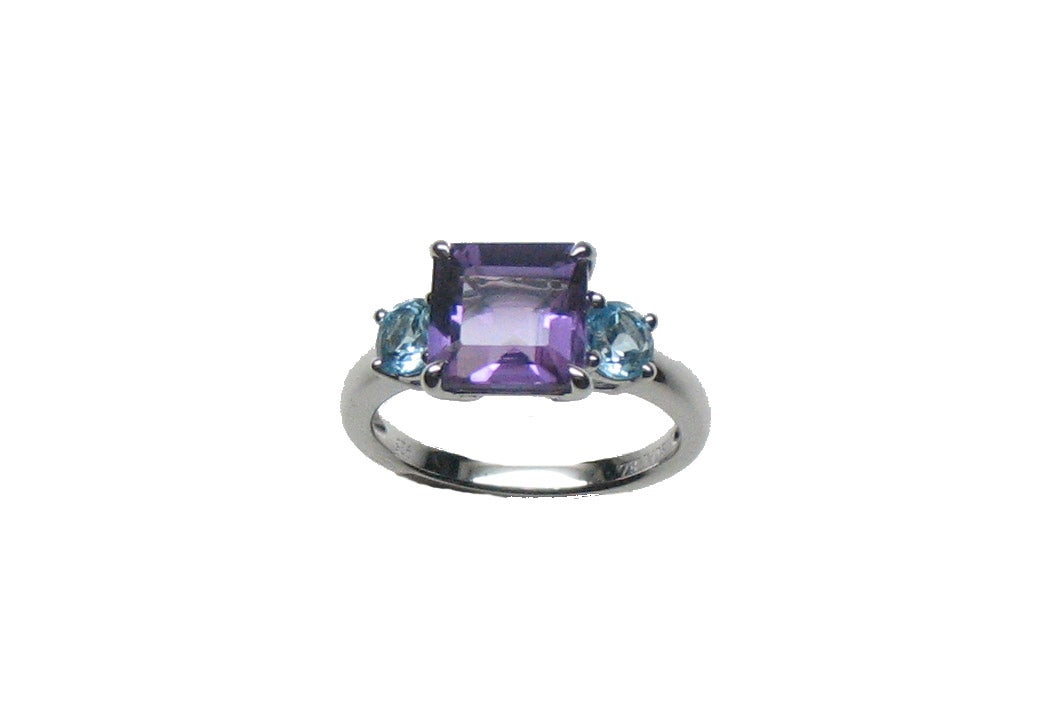 Anillo tresillo de plata 925 con amatista morada en talla octogonal y topacios azul swiss en talla brillante