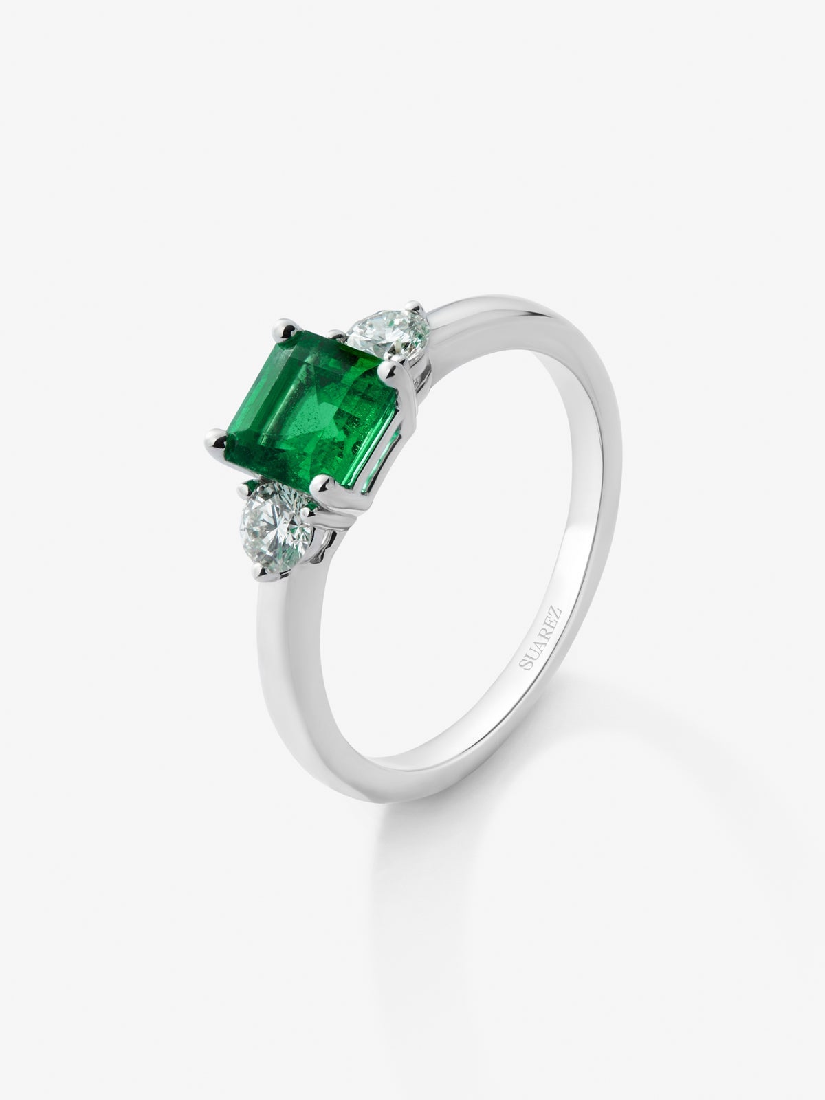 Anillo de oro blanco 18K con esmeralda
