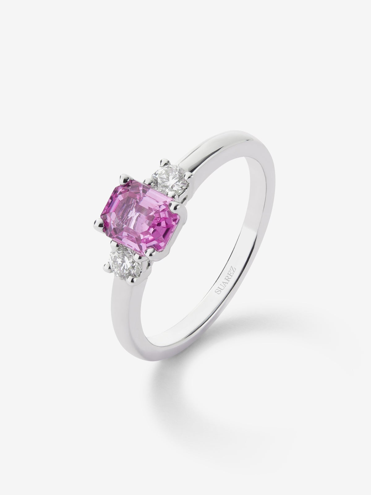 Anillo de oro blanco 18K con zafiro rosa