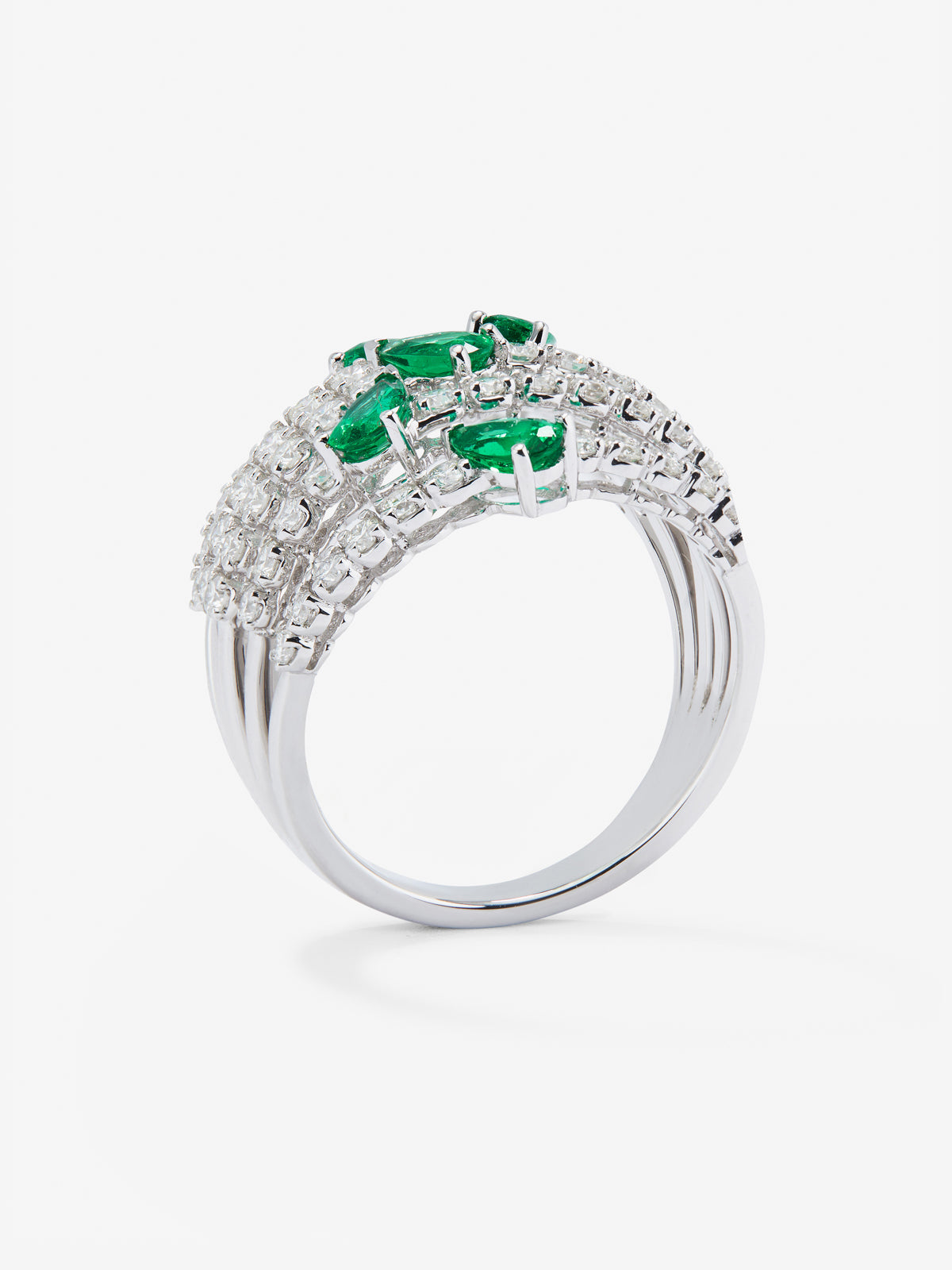 Anillo de oro blanco de 18K con 60 diamantes en talla brillante de con un total 1,02 cts y 5 esmeraldas verdes en talla pera con un total de 0,92 cts
