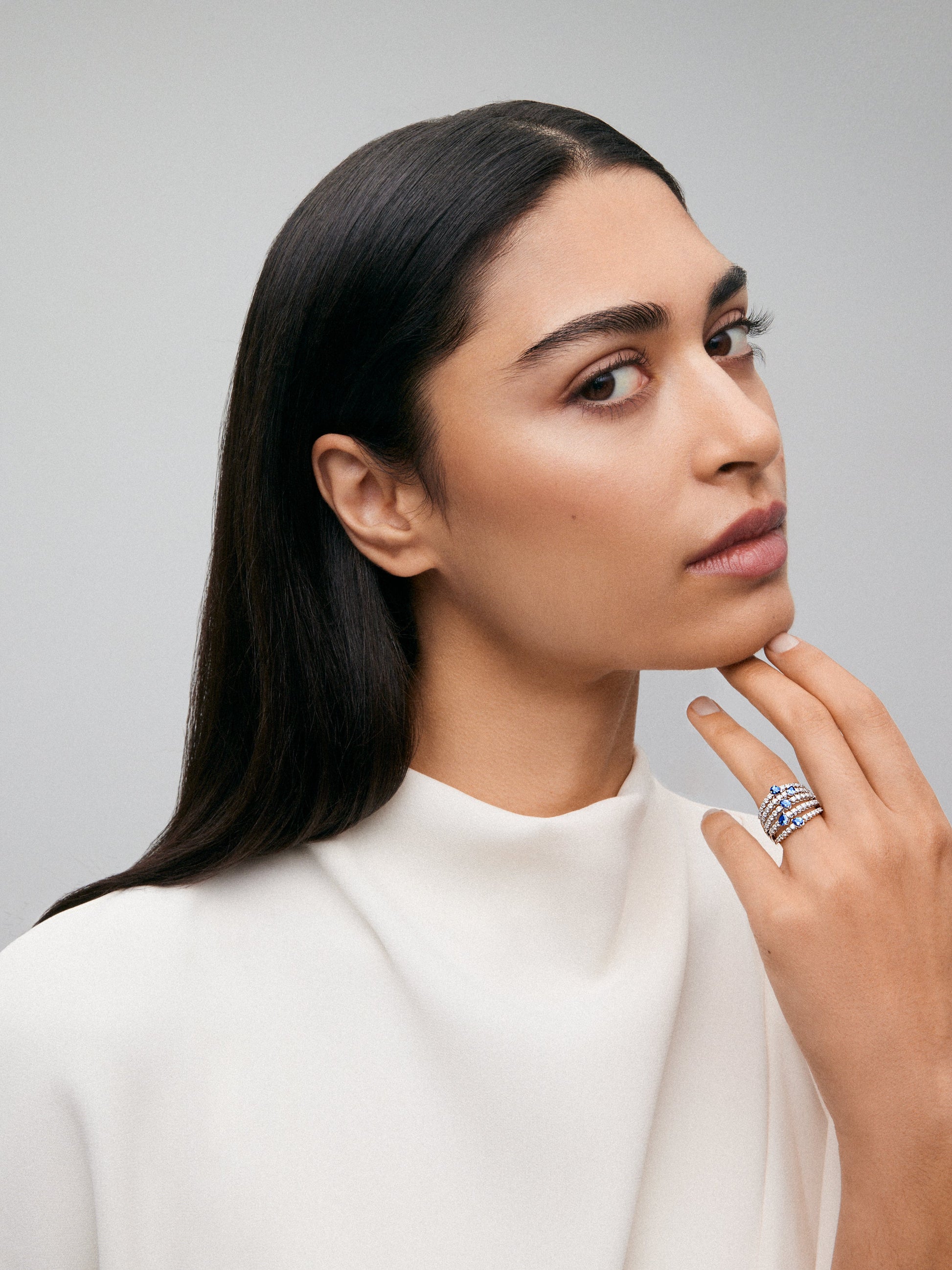 Anillo tú y yo de oro blanco de 18K con 5 zafiros azules en talla pera con un total de 1,13 cts y 60 diamantes en talla brillante con un total de 1 cts