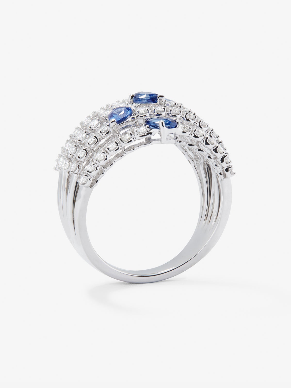 Anillo tú y yo de oro blanco de 18K con 5 zafiros azules en talla pera con un total de 1,13 cts y 60 diamantes en talla brillante con un total de 1 cts