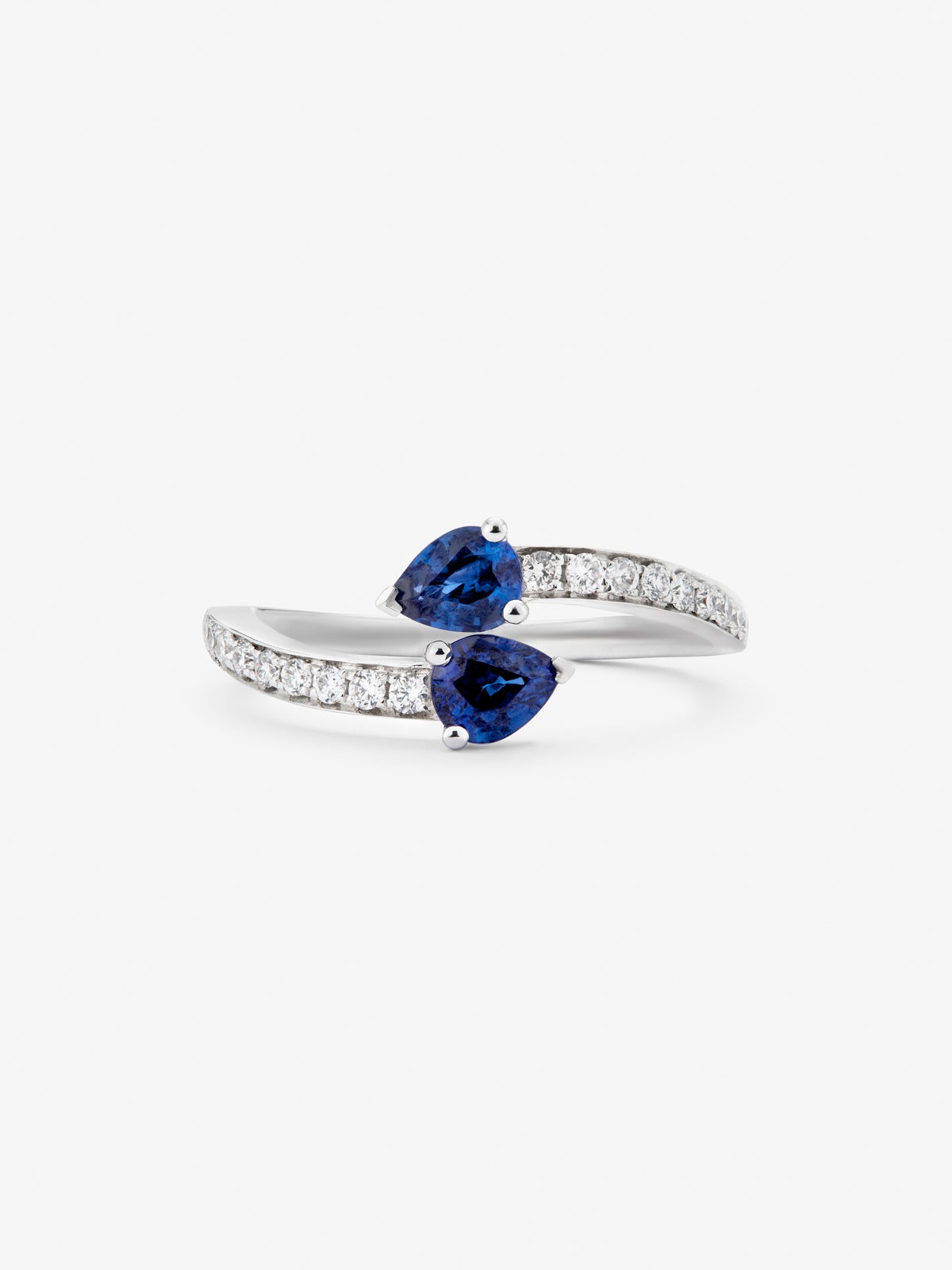 Anillo Tú y Yo de oro blanco de 18K con 2 zafiros azules en talla pera con un total de 0,89 cts y 18 diamantes en talla brillante con un total de 0,2 cts