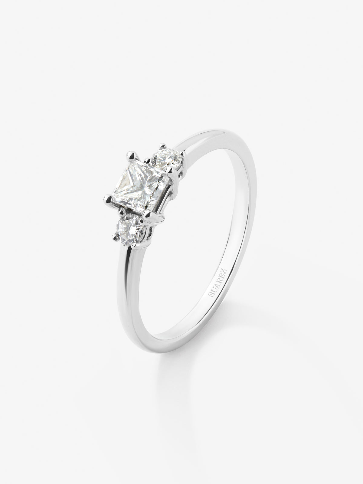18K white gold triple ring with princess cut diamond of 0.4 cts and 2 brilliant cut diamonds with a total of 0.14 cts