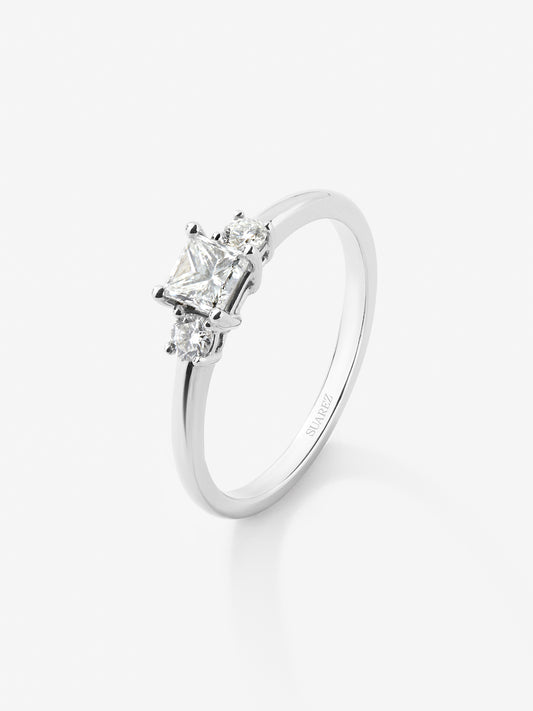 Anillo tresillo de oro blanco de 18K con diamante en talla princesa de 0,4 cts y 2 diamantes en talla brillante con un total de 0,14 cts
