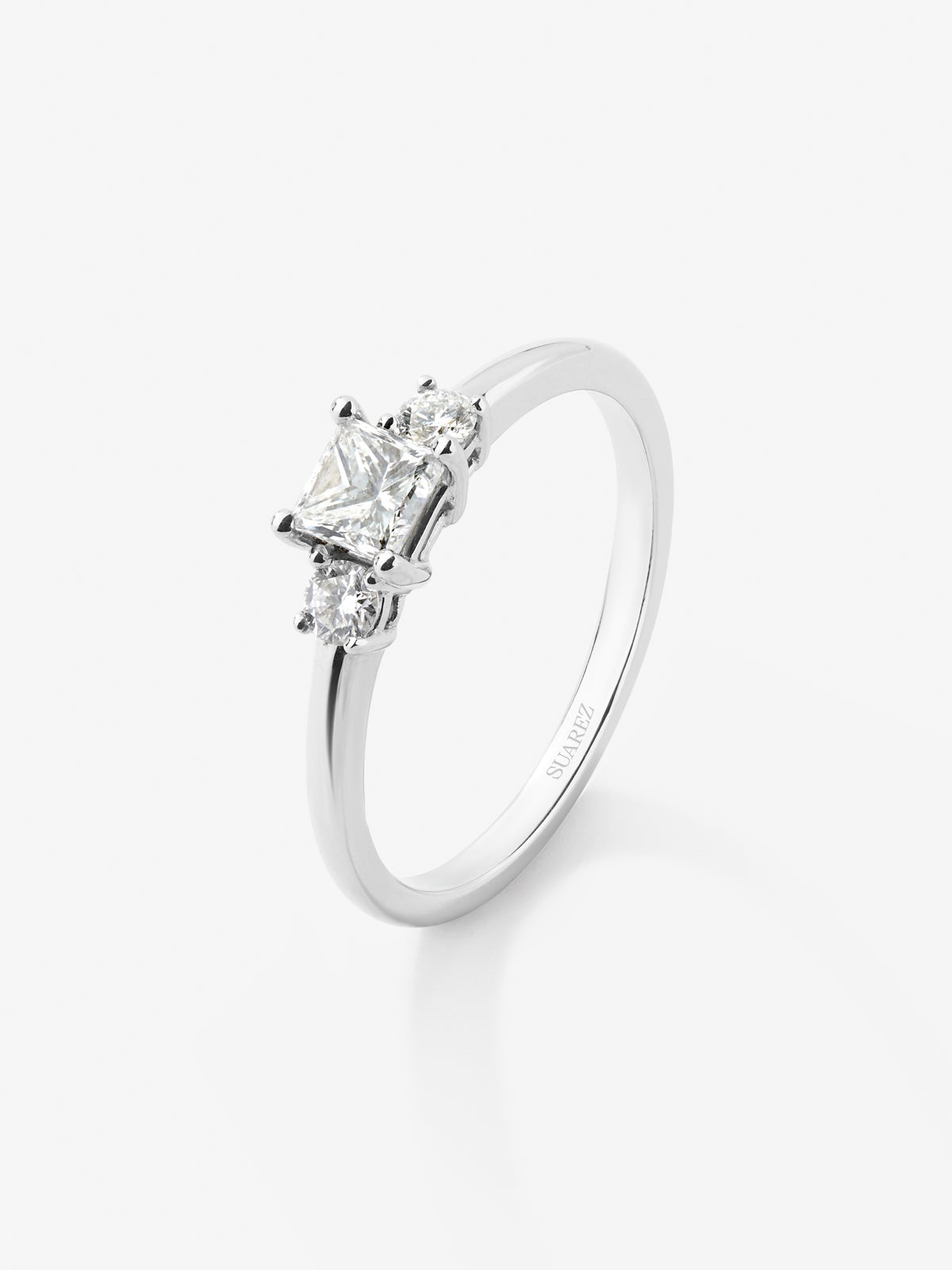 Anillo tresillo de oro blanco de 18K con diamante en talla princesa de 0,4 cts y 2 diamantes en talla brillante con un total de 0,14 cts