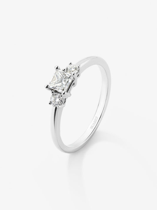 Anillo tresillo de oro blanco de 18K con diamante en talla princesa de 0,4 cts y 2 diamantes en talla brillante con un total de 0,14 cts