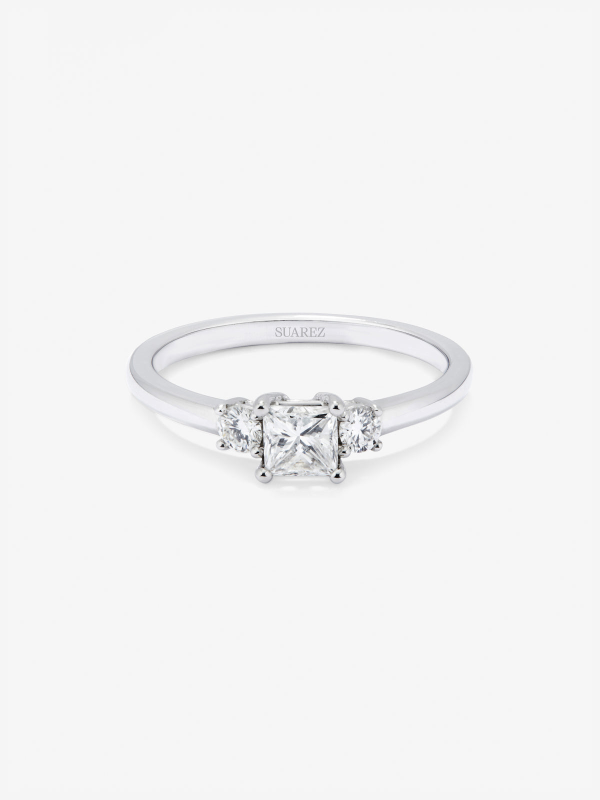 Anillo tresillo de oro blanco de 18K con diamante en talla princesa de 0,4 cts y 2 diamantes en talla brillante con un total de 0,14 cts
