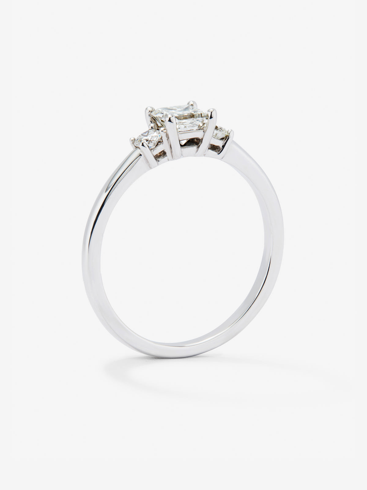 Anillo tresillo de oro blanco de 18K con diamante en talla princesa de 0,4 cts y 2 diamantes en talla brillante con un total de 0,14 cts