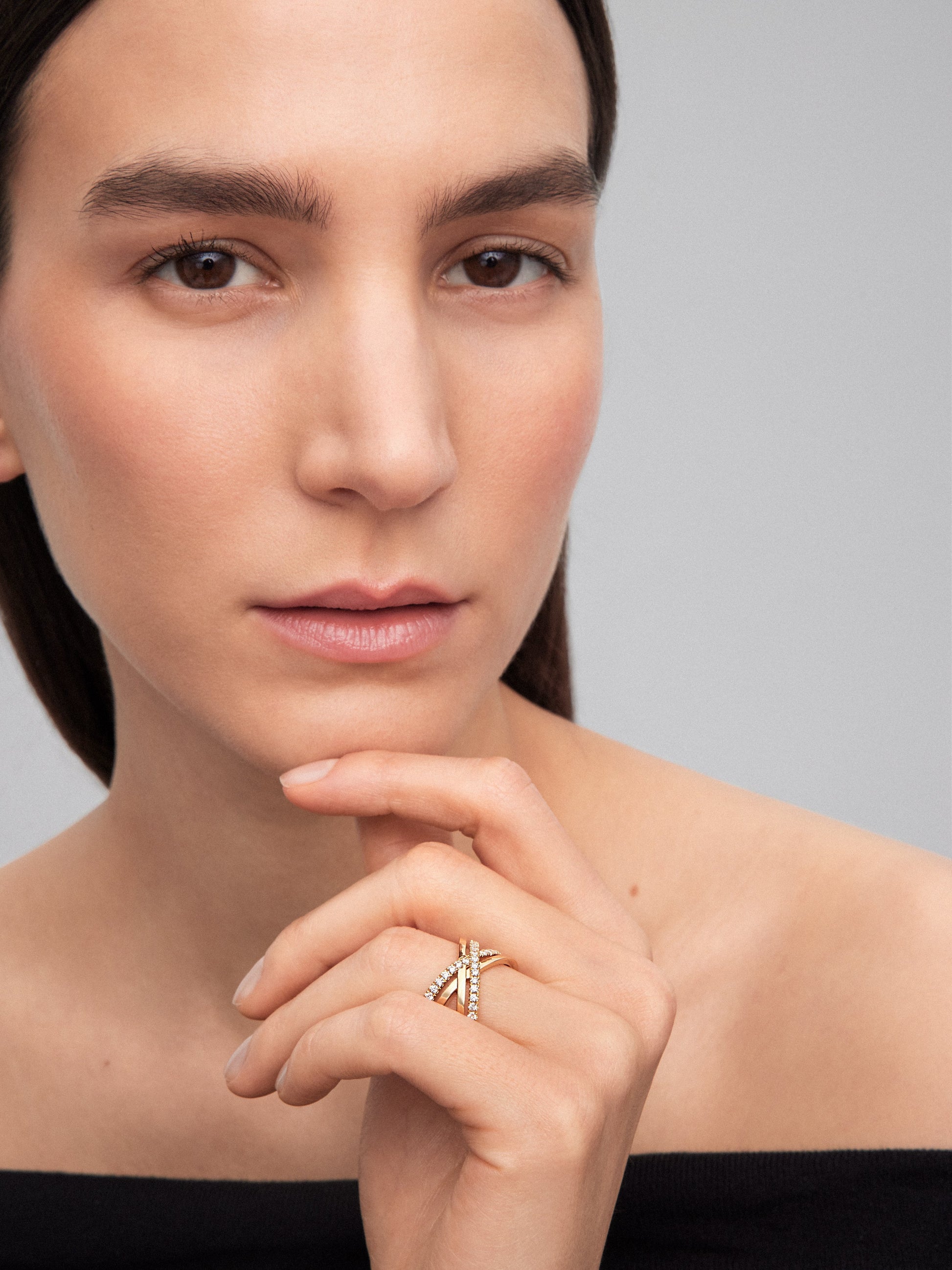 Anillo cruzado de oro amarillo de 18K con 40 diamantes en talla brillante con un total de 0,57 cts