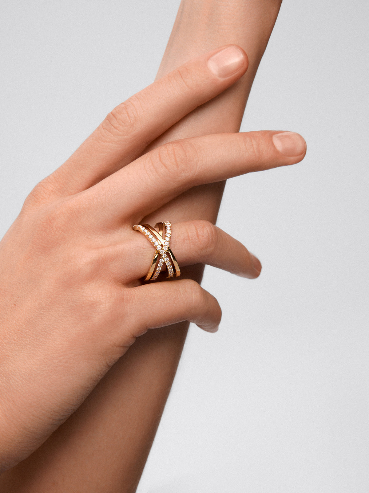 Anillo cruzado de oro amarillo de 18K con 40 diamantes en talla brillante con un total de 0,57 cts