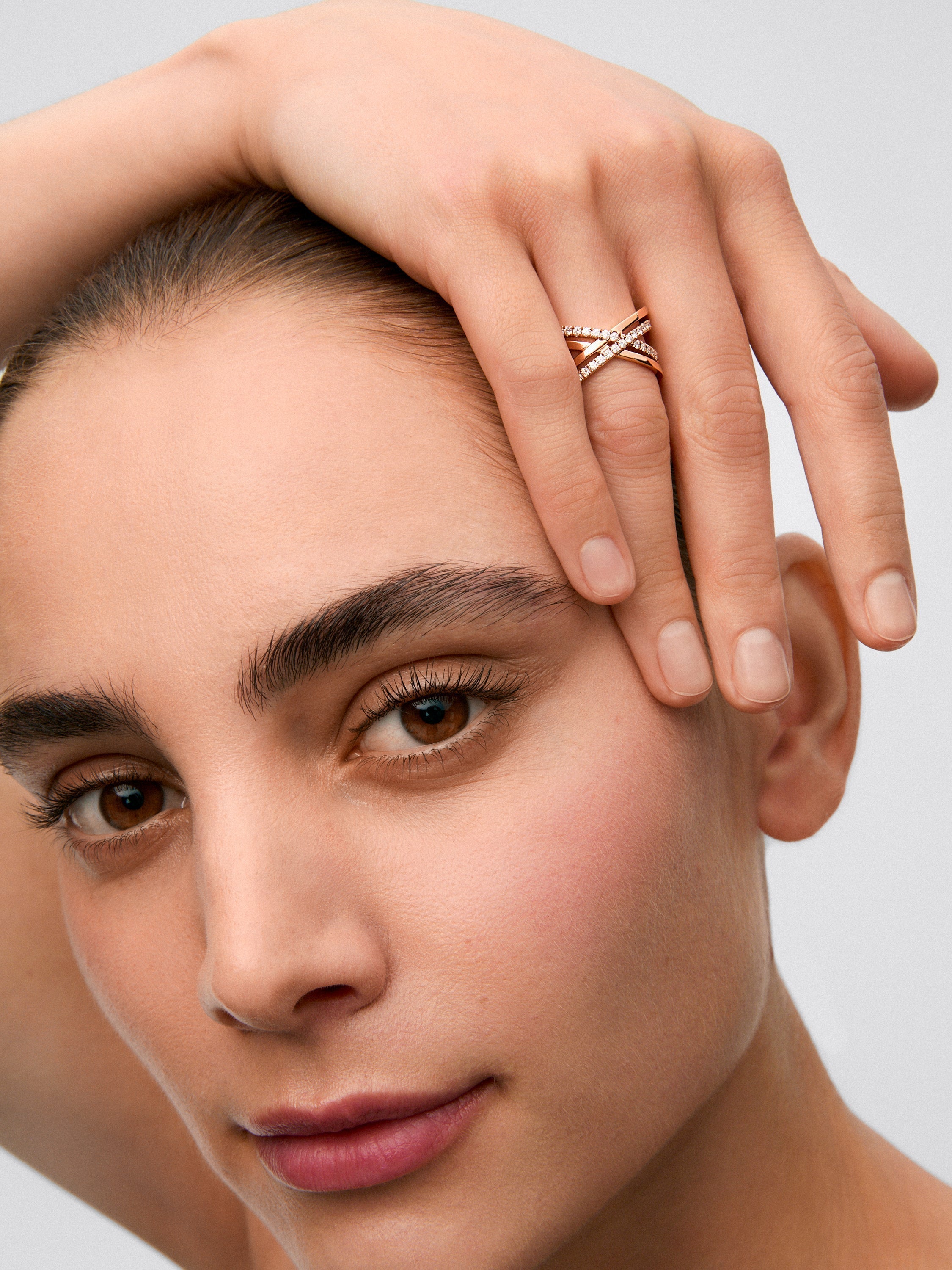 Anillo cruzado de oro rosa de 18K con 40 diamantes en talla brillante con un total de 0,56 cts