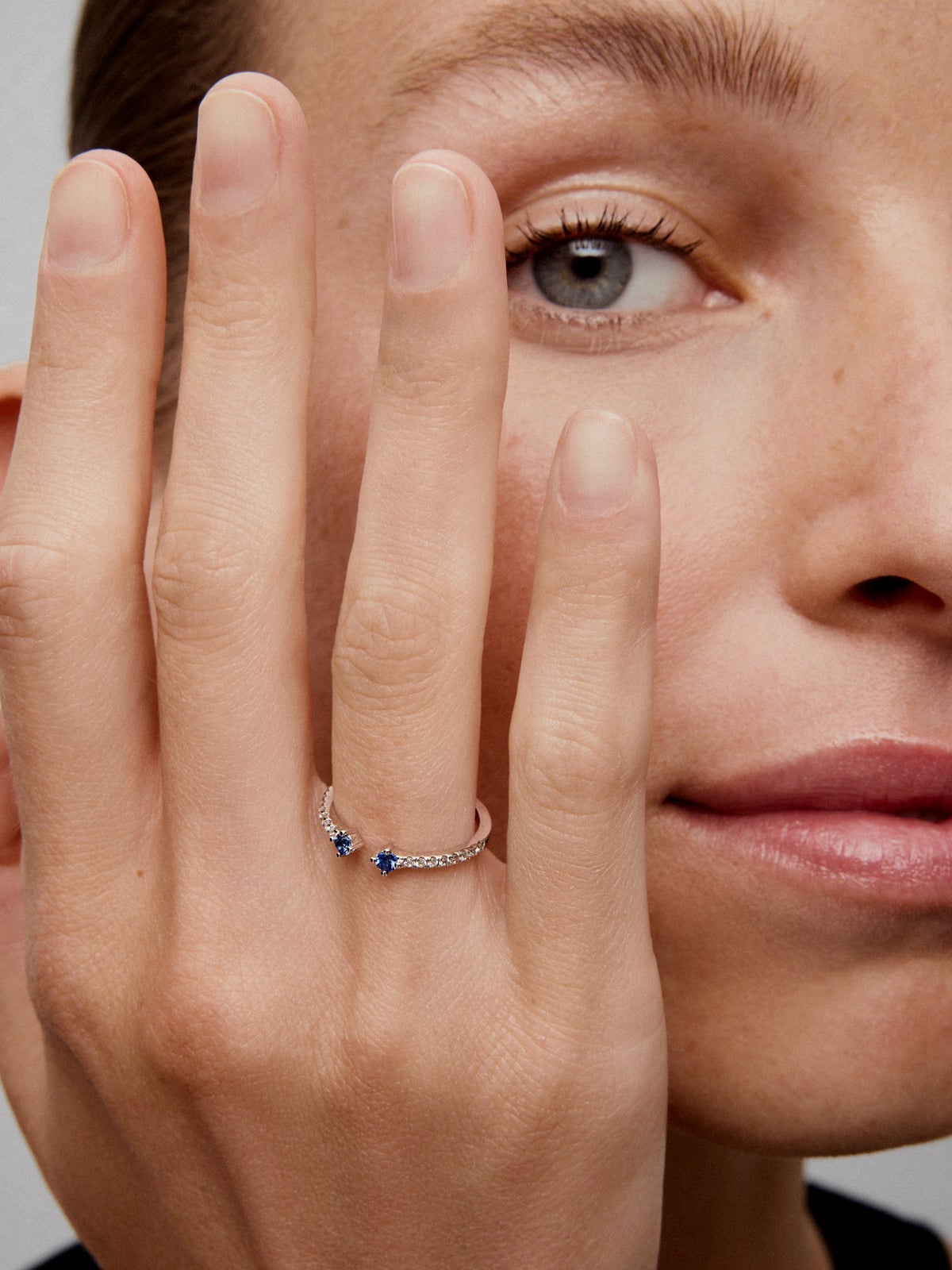 Anillo abierto de oro blanco de 18K con zafiro y diamante