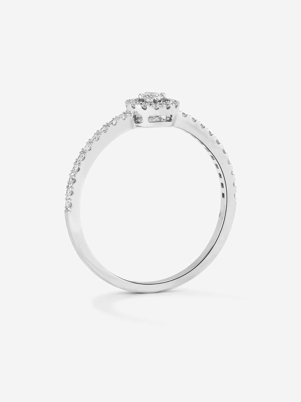 Anillo de oro blanco de 18K con diamante central en talla brillante en talla brillante de 0,06 cts y orla y brazo de 33 diamantes en talla brillante con un total de 0,18 cts