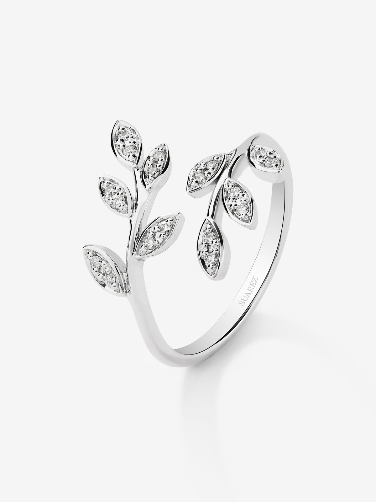 Anillo de oro blanco de 18K con 18 diamantes en talla brillante con un total de 0,07 cts y forma de hojas
