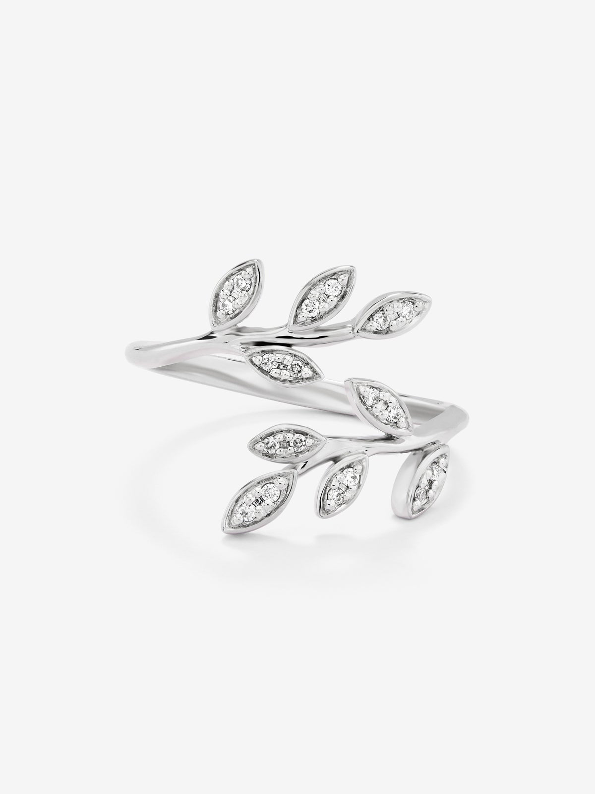 Anillo de oro blanco de 18K con 18 diamantes en talla brillante con un total de 0,07 cts y forma de hojas