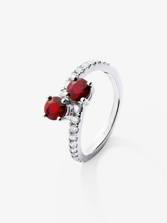 Anillo tú y yo de oro blanco de 18K con rubíes rojos en talla brillante de 1,02 cts y diamantes blancos en talla brillante de 0,34 cts