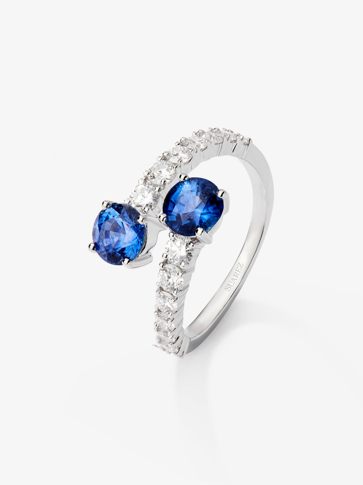 Anillo tú y yo de oro blanco de 18K con zafiros en talla brillante de 1,89 cts y diamantes blancos en talla brillante de 0,66 cts