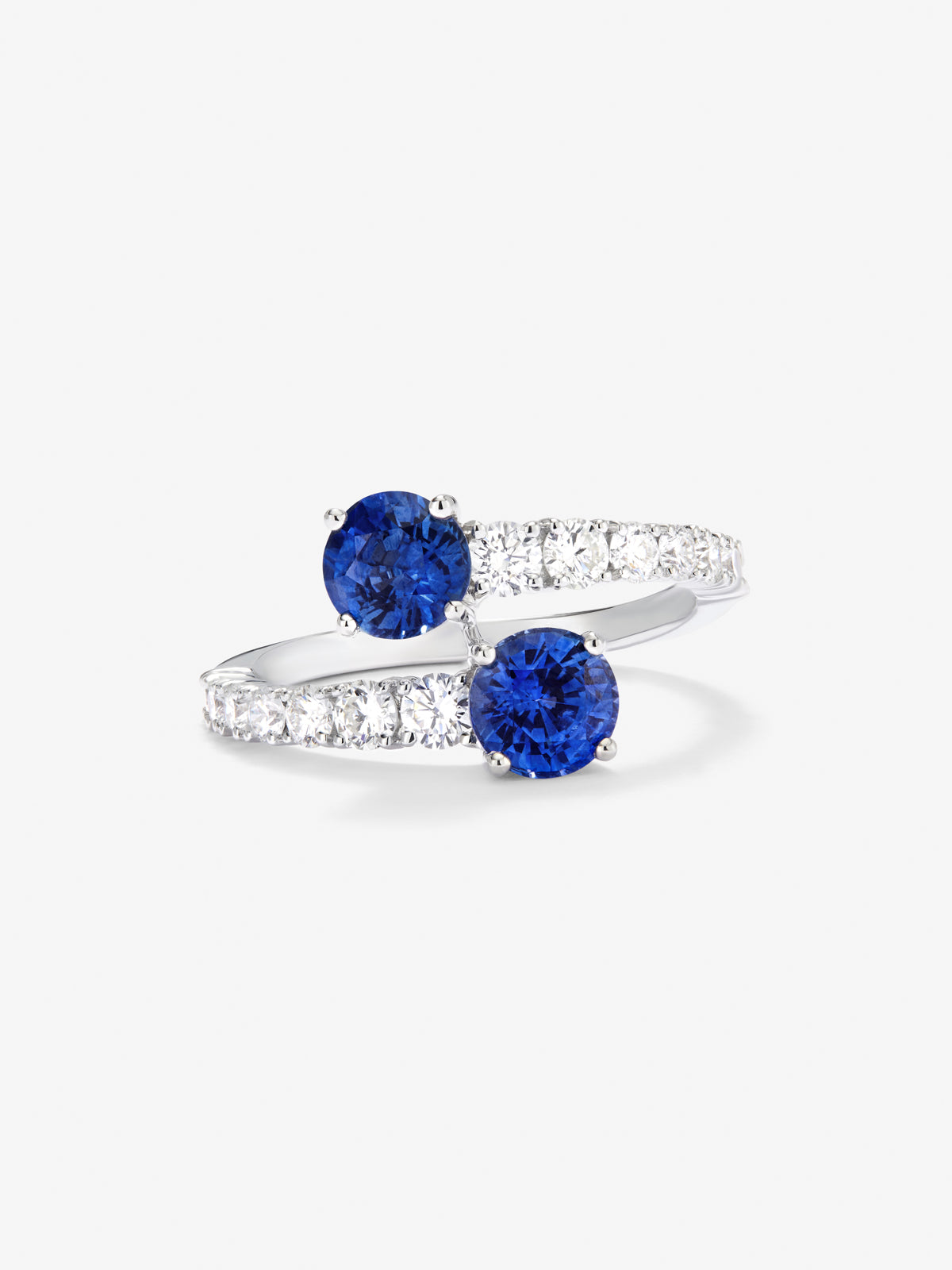 Anillo tú y yo de oro blanco de 18K con zafiros en talla brillante de 1,89 cts y diamantes blancos en talla brillante de 0,66 cts