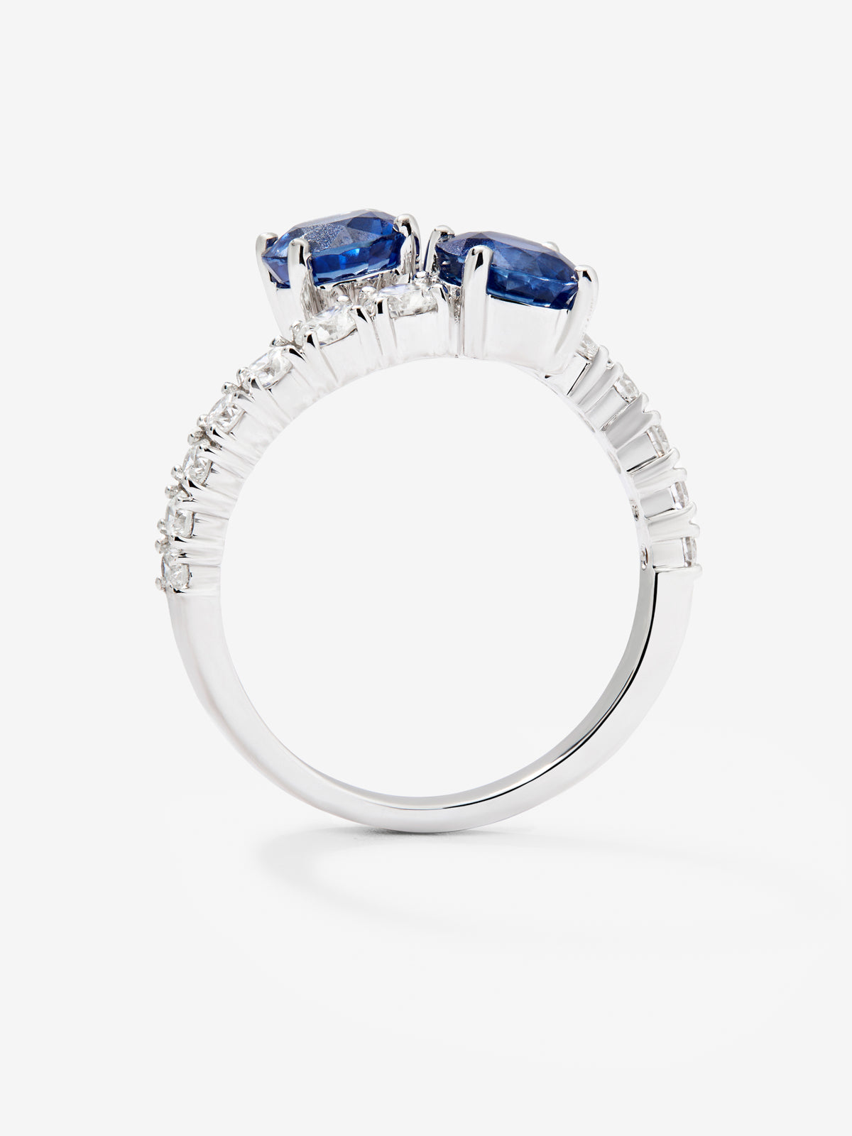 Anillo tú y yo de oro blanco de 18K con zafiros en talla brillante de 1,89 cts y diamantes blancos en talla brillante de 0,66 cts