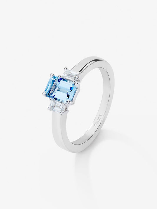 Anillo tresillo de oro blanco de 18K con aguamarina en talla octogonal de 0,8 cts y 2 diamantes en talla octogonal con un total de 0,3 cts