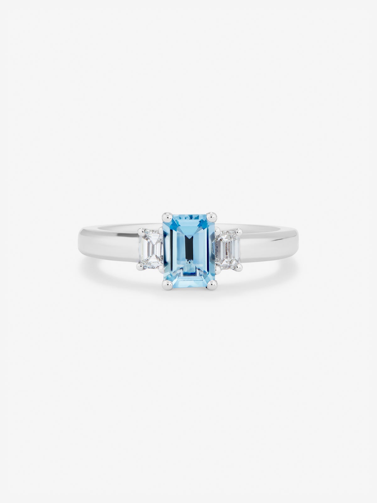 Anillo tresillo de oro blanco de 18K con aguamarina en talla octogonal de 0,8 cts y 2 diamantes en talla octogonal con un total de 0,3 cts