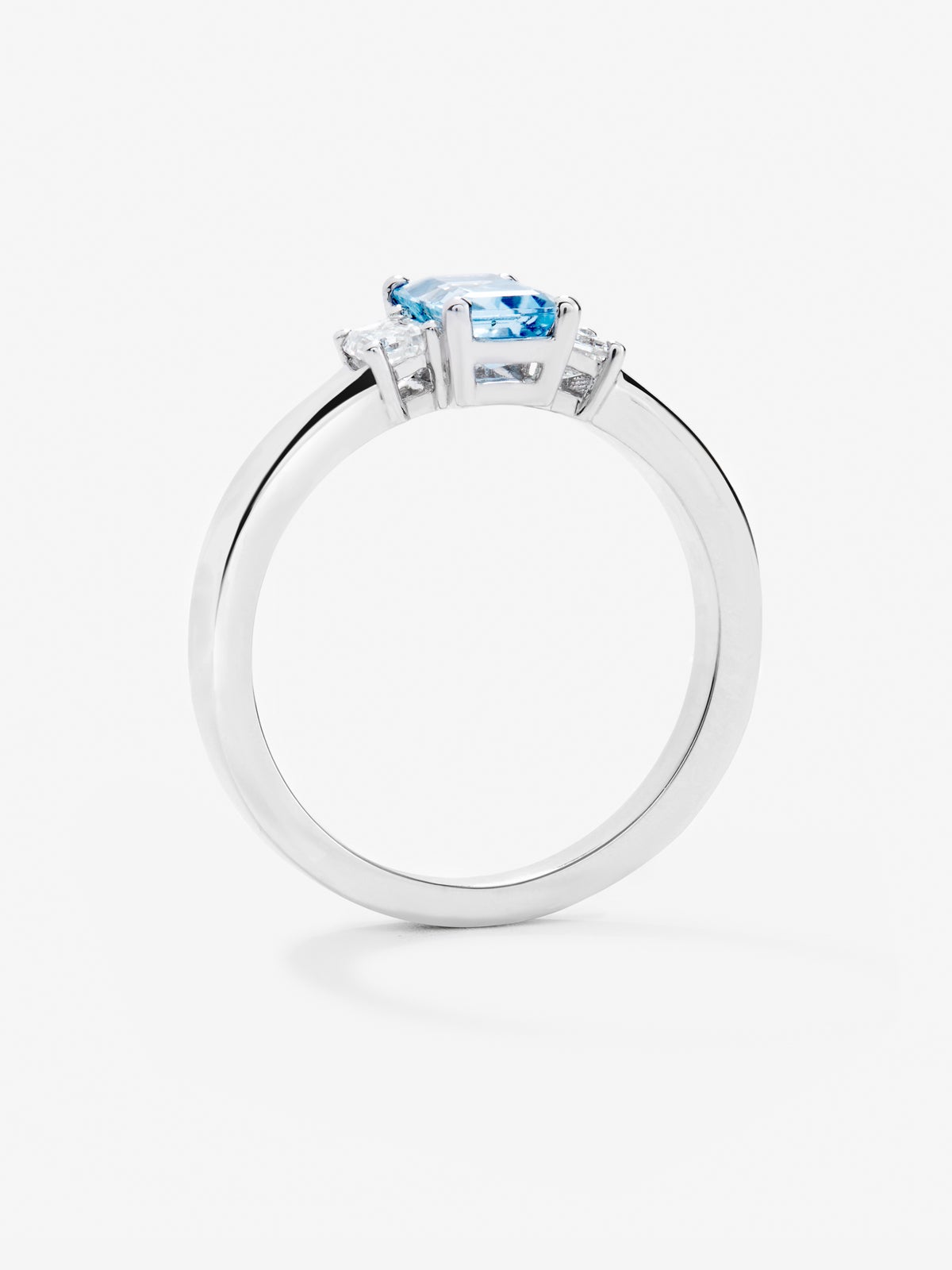 Anillo tresillo de oro blanco de 18K con aguamarina en talla octogonal de 0,8 cts y 2 diamantes en talla octogonal con un total de 0,3 cts
