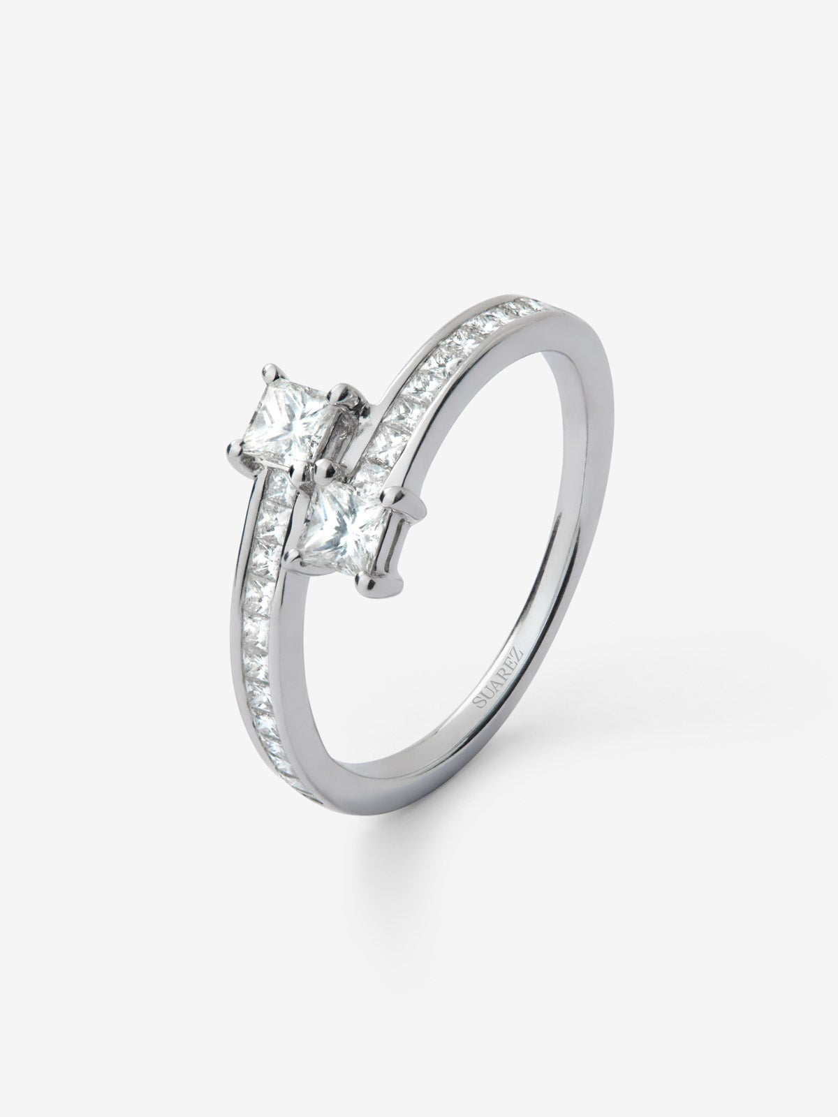 Anillo Tú y Yo de oro blanco de 18K con 24 diamantes en talla princesa con un total de 0,6 cts